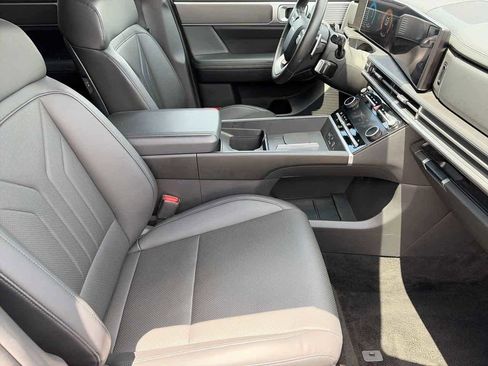 Used 2025 Hyundai Santa Fe SEL FWD image 9