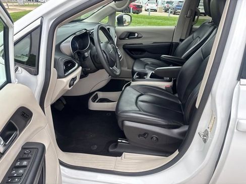 Used 2023 Chrysler Pacifica Touring-L FWD image 18