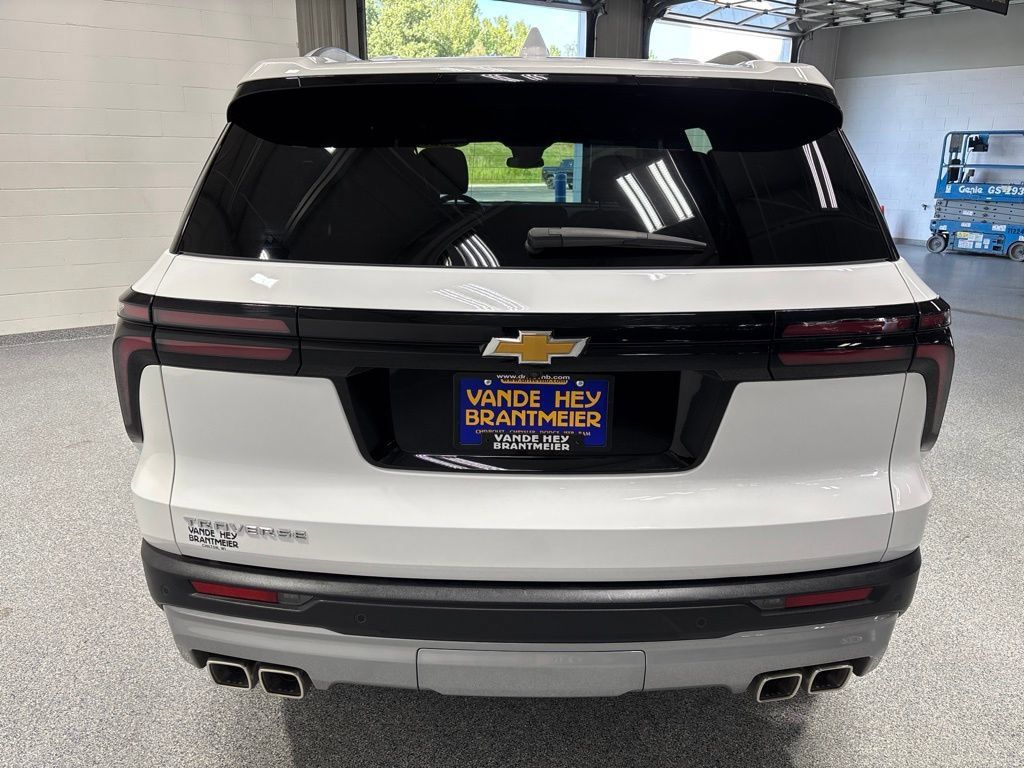 Used 2026 Chevrolet Traverse LT FWD image 6