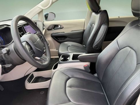 Used 2024 Chrysler Pacifica Touring-L FWD image 9