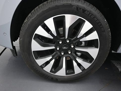 Used 2025 Ford Expedition Platinum w/ Driver's Package AWD/4WD image 33