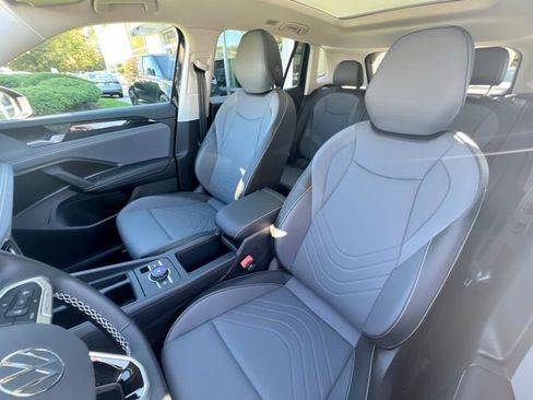 New 2025 Volkswagen Tiguan SE image 11