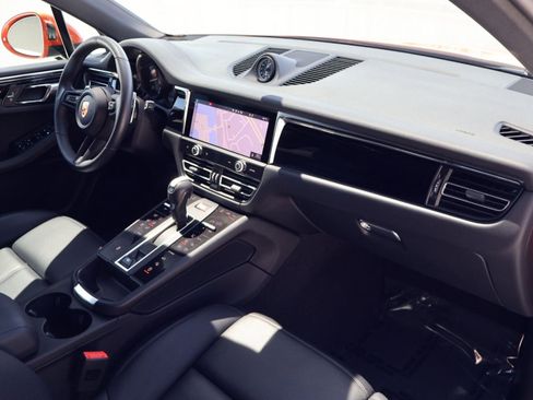 Certified 2025 Porsche Macan image 25