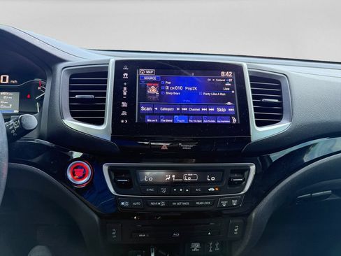 Used 2018 Honda Pilot Touring image 14