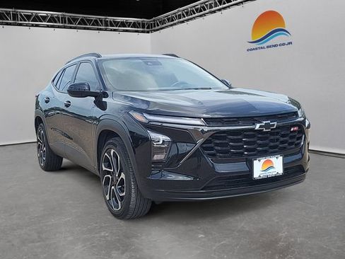 Used 2024 Chevrolet Trax RS w/ Sunroof Package FWD image 3