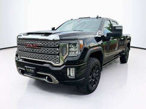 Used 2022 GMC Sierra 2500 Denali w/ Denali Black Diamond Edition AWD/4WD image 3