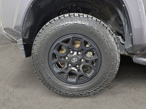 Used 2019 Toyota Tacoma SR5 AWD/4WD image 9