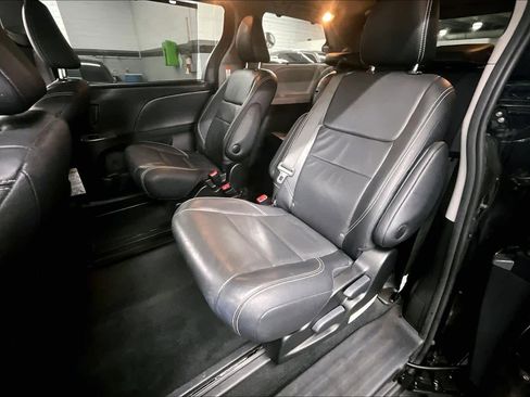 Used 2017 Toyota Sienna SE image 20