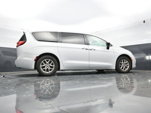 Used 2024 Chrysler Pacifica Touring-L FWD image 47