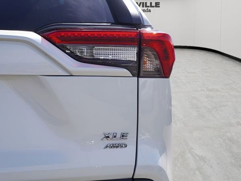 Used 2021 Toyota RAV4 XLE Premium image 9