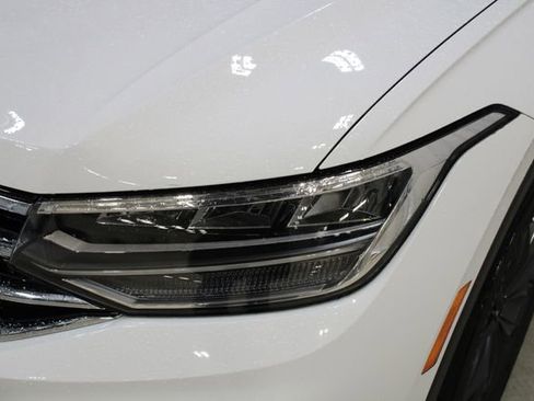 Used 2024 Volkswagen Tiguan SE w/ Panoramic Sunroof Package image 35
