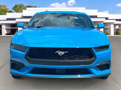 Used 2025 Ford Mustang Coupe RWD image 2