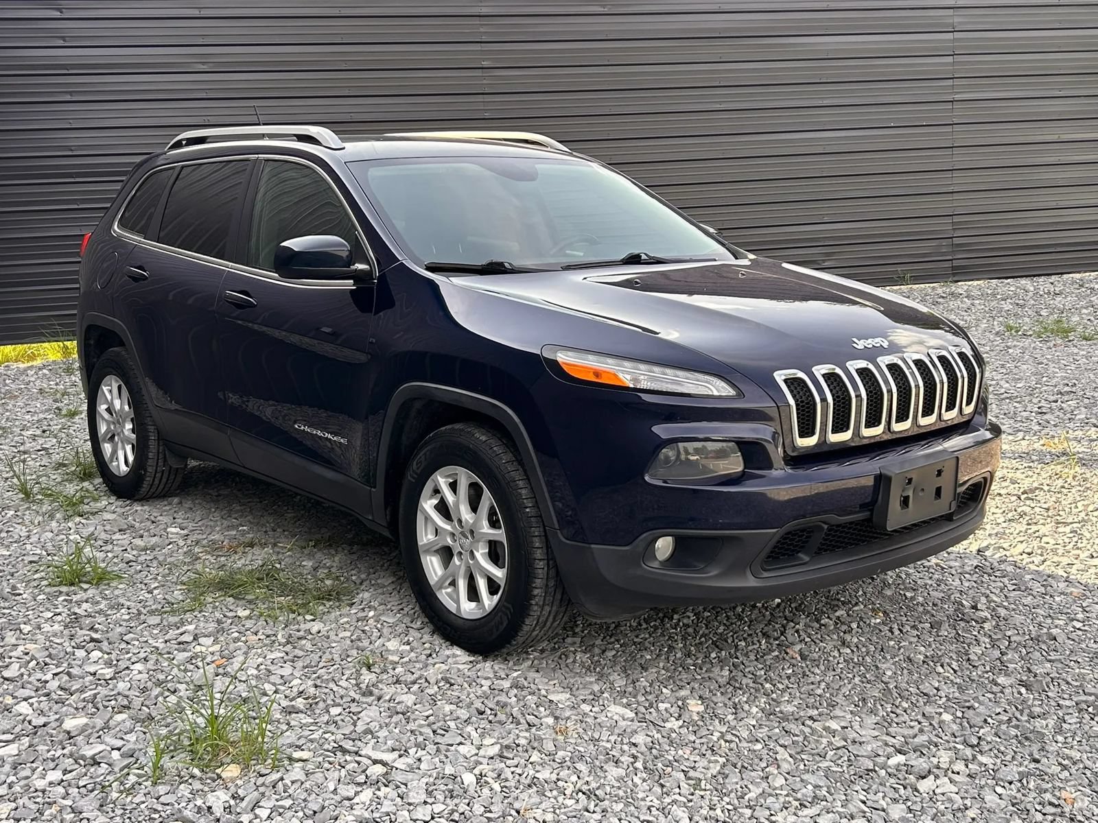 Used 2015 Jeep Cherokee Latitude w/ Comfort/Convenience Group AWD/4WD image 3