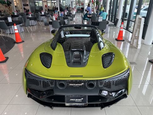 Used 2025 McLaren Artura Spider image 9