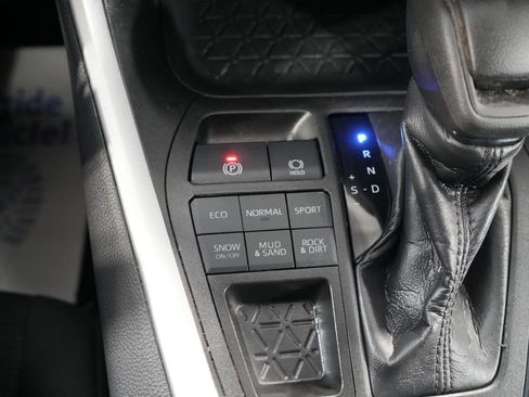 Used 2021 Toyota RAV4 LE image 27