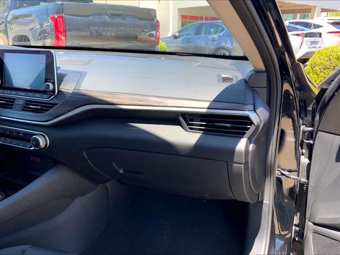 Used 2024 Nissan Altima 2.5 SV FWD image 18