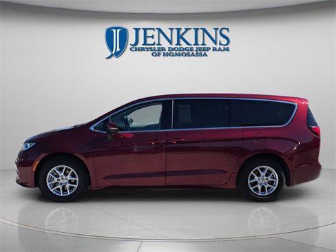 Used 2023 Chrysler Pacifica Touring-L image 5