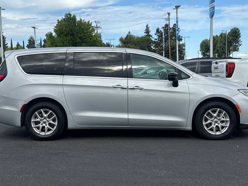 Used 2024 Chrysler Pacifica Touring-L FWD image 7