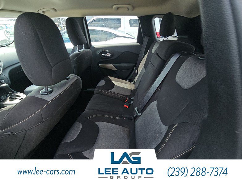 Used 2017 Jeep Cherokee Sport FWD image 4