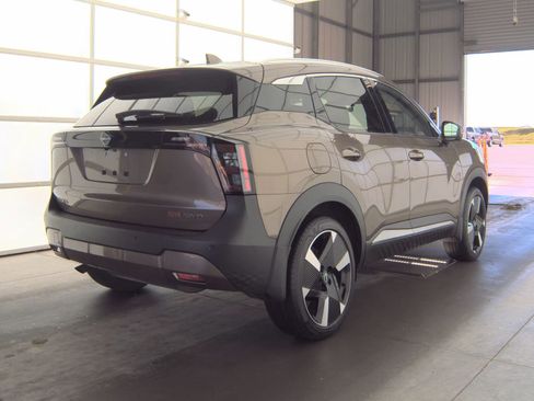 Used 2025 Nissan Kicks SR AWD/4WD image 18