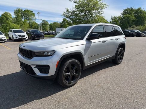 Used 2024 Jeep Grand Cherokee Altitude AWD/4WD image 5