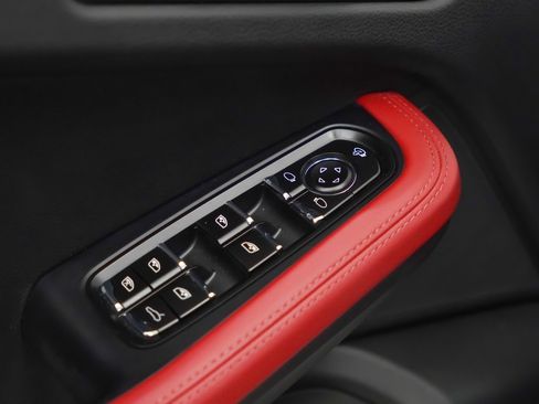 Used 2025 Porsche Macan image 23