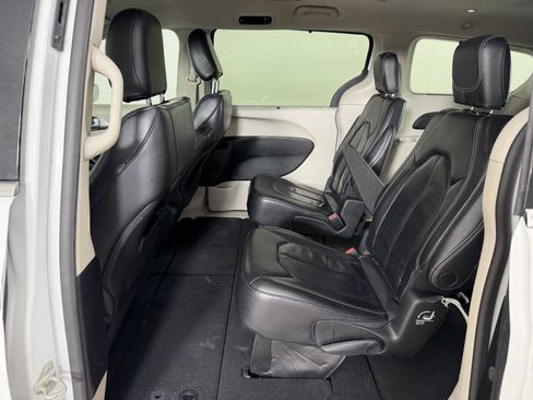 Used 2022 Chrysler Pacifica Touring-L FWD image 17