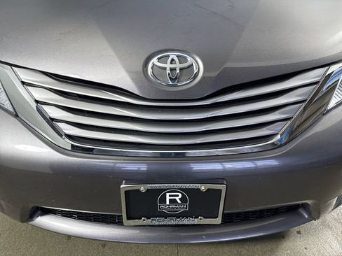 Used 2017 Toyota Sienna XLE image 28