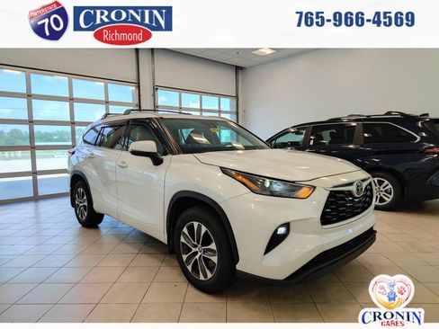 Used 2022 Toyota Highlander XLE AWD/4WD image 1