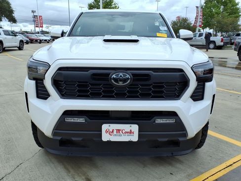 Used 2025 Toyota Tacoma TRD Sport AWD/4WD image 2