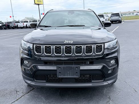 Used 2025 Jeep Compass Latitude AWD/4WD image 3