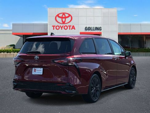 Used 2025 Toyota Sienna XSE FWD image 5