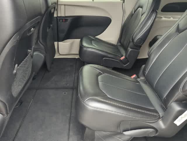 Certified 2024 Chrysler Pacifica Touring-L FWD image 19