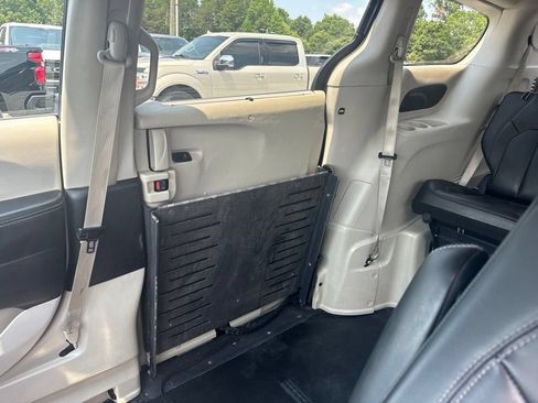 Used 2021 Chrysler Voyager Lxi w/ Cold Weather Group FWD image 5