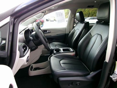 Used 2024 Chrysler Pacifica Touring-L image 13