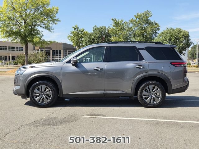 Used 2024 Nissan Pathfinder SV FWD image 2