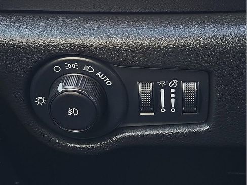 Used 2025 Chrysler Pacifica Select image 17