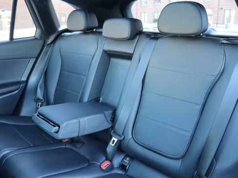 Used 2024 Mercedes-Benz GLC 300 4MATIC w/ Advanced USB Package image 16