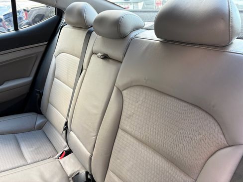 Used 2017 Hyundai Elantra Limited image 18