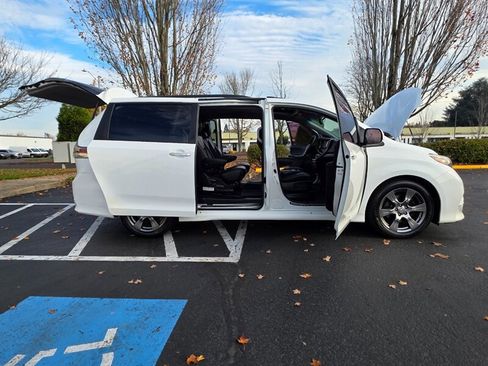 Used 2017 Toyota Sienna SE w/ SE Preferred Package image 24