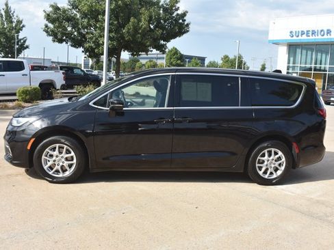 Used 2024 Chrysler Pacifica Touring-L FWD image 9