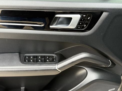 Used 2019 Porsche Cayenne Base image 14