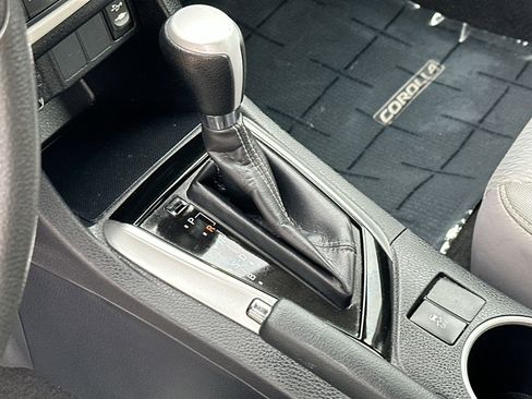 Used 2017 Toyota Corolla LE FWD image 18