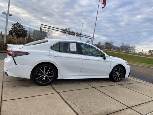 Used 2024 Toyota Camry SE image 11