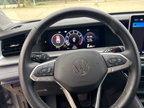 Used 2026 Volkswagen Tiguan SE AWD/4WD image 14
