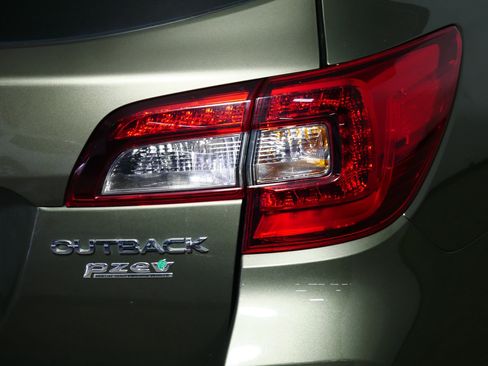 Used 2017 Subaru Outback 2.5i Premium image 17