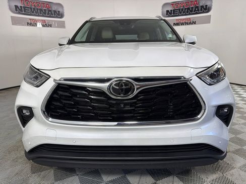 Used 2024 Toyota Highlander Limited FWD image 9