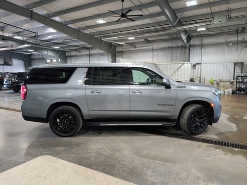 Used 2023 Chevrolet Suburban High Country w/ Advanced Technology Package AWD/4WD image 2