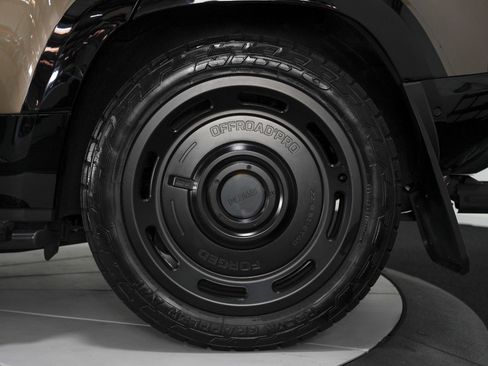 Used 2025 Land Rover Defender 110 X-Dynamic SE image 23