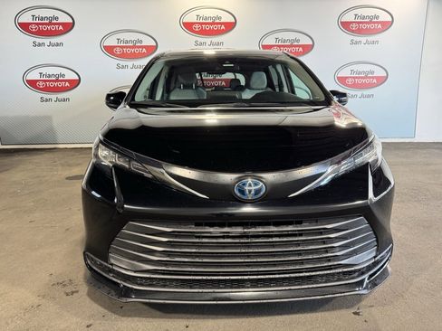 Used 2022 Toyota Sienna LE image 2